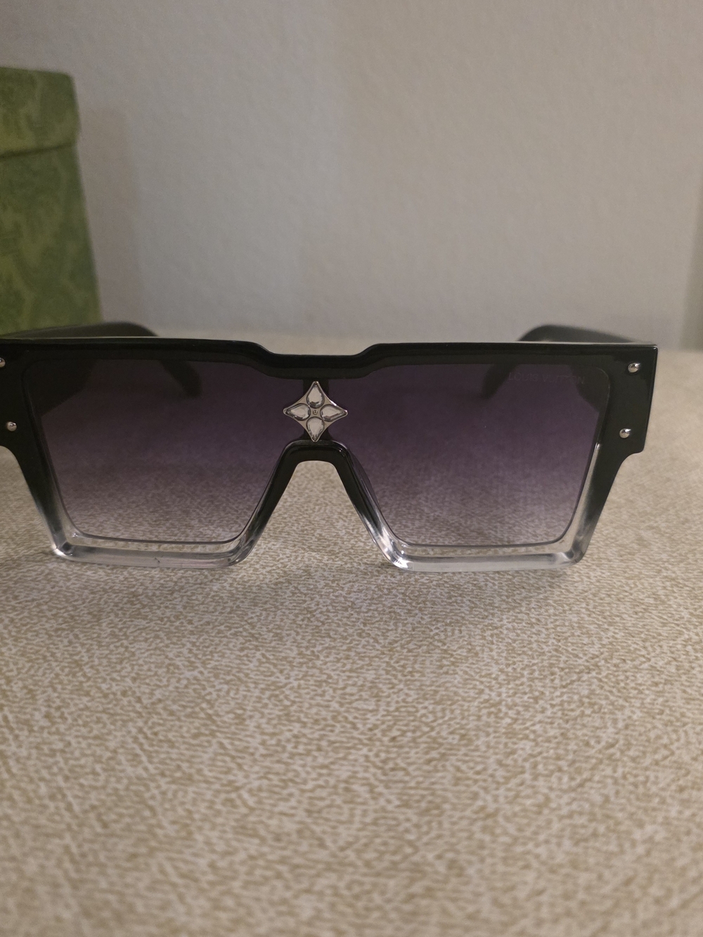 Source Unknown Black-to-Clear Frame Sunglasses with Purple Gradient Lenses